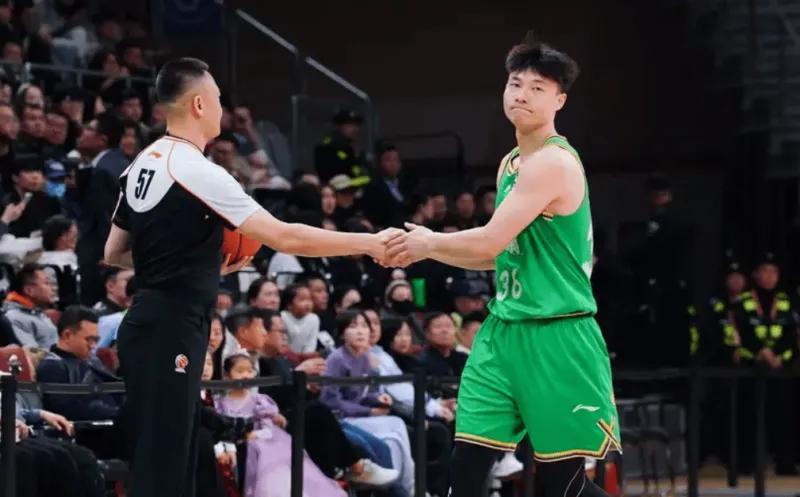 乐鱼体育官方网站-击败新疆2将回暖太及时！鄢手骐全面输出，哈维精准三分增加轮换